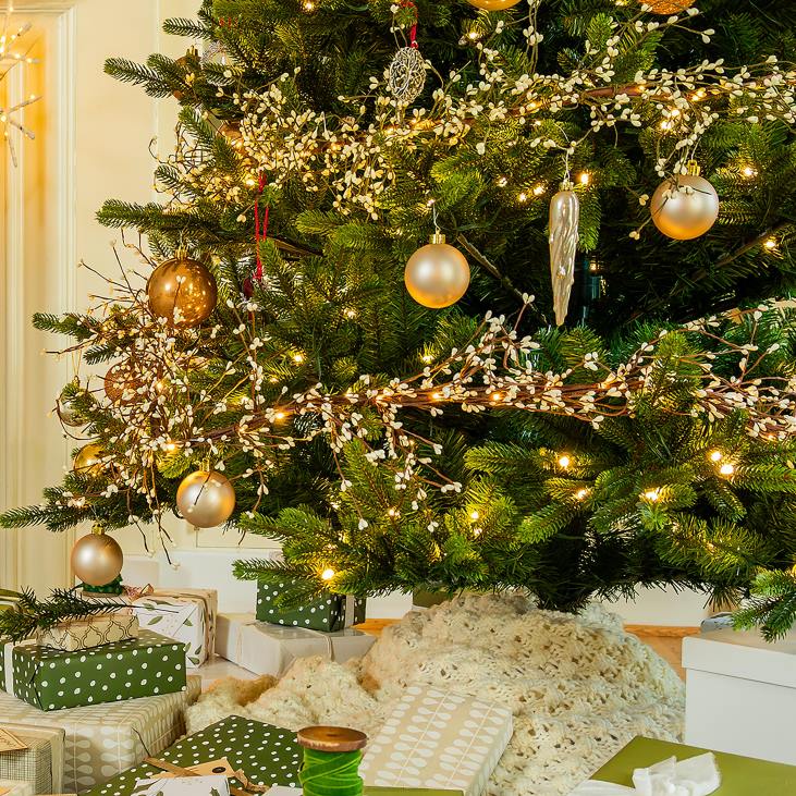 hooajalised ja kingitused 820L2497 7'3 sussexi kuuse jõulupuu sooja valge ja värvi muutvate LEDidega Plow & Hearth