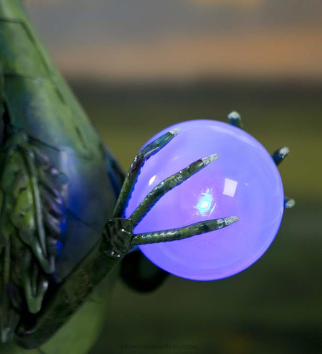 hoov & aed 820L84 rohelisest metallist draakonikuju, millel on päikeseenergial töötav pärl Plow & Hearth