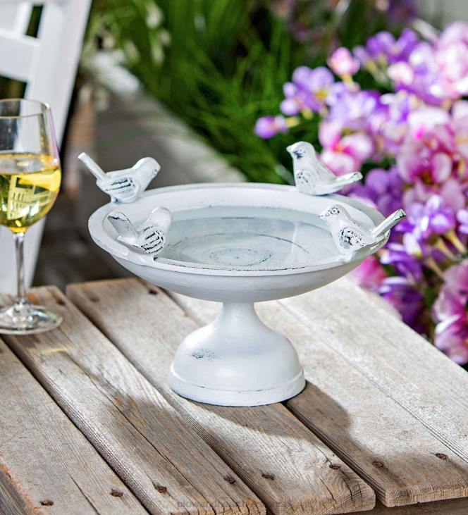 hoov & aed 820L837 istuvad linnud metallist lauapealne linnuvann - valge Plow & Hearth