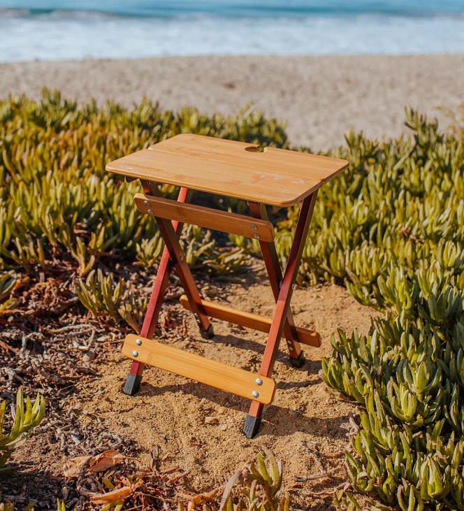 majatarbed 820L1176 bambusest kokkupandav laagri abilaud veiniklaasihoidjaga - bambus/pronks Plow & Hearth