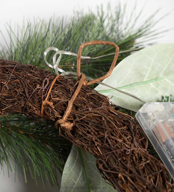 majatarbed 820L1712 valgustatud hõbedane igihaljas pühadepärg Plow & Hearth