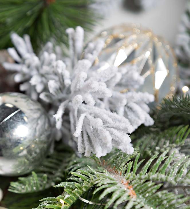 majatarbed 820L1712 valgustatud hõbedane igihaljas pühadepärg Plow & Hearth